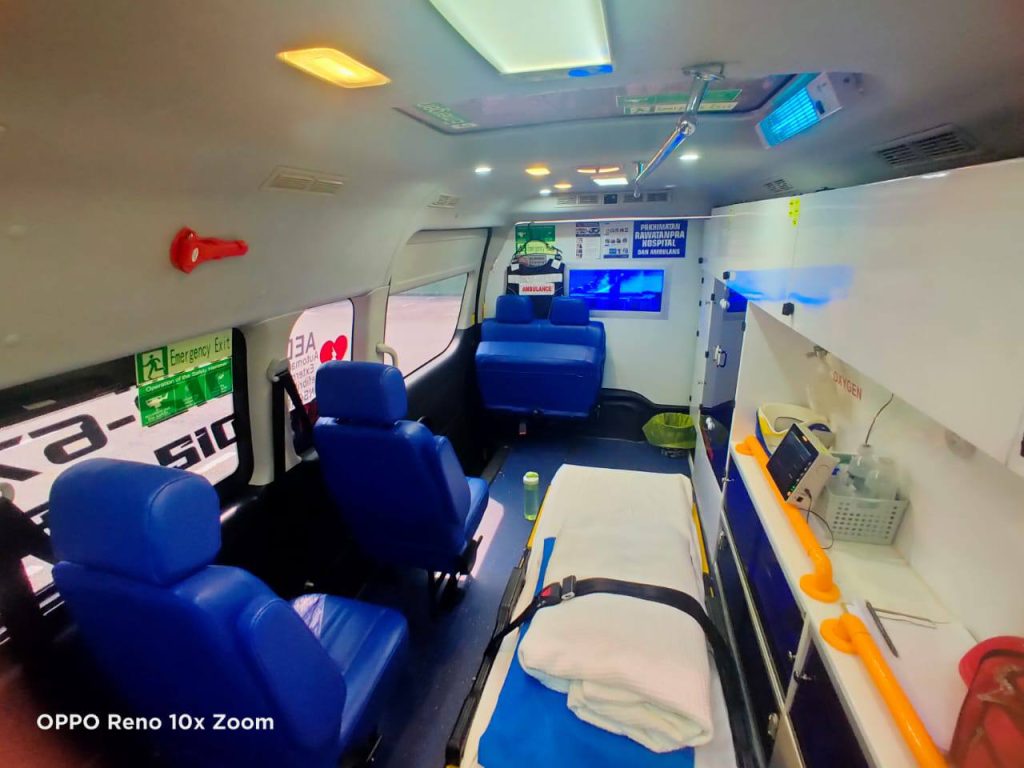 Interior ambulans bersih dengan stretcher oksigen dan AED